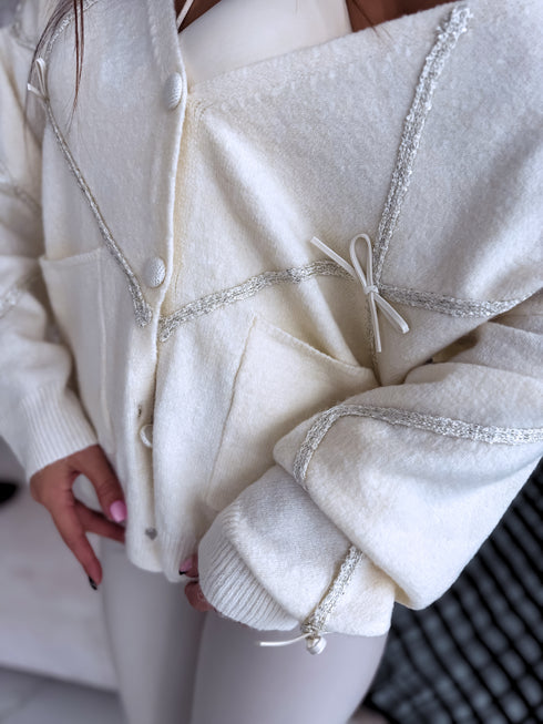 "CREAMY GLEAM MO-4005" adīta jaka ar fliteriem - krēmbalta