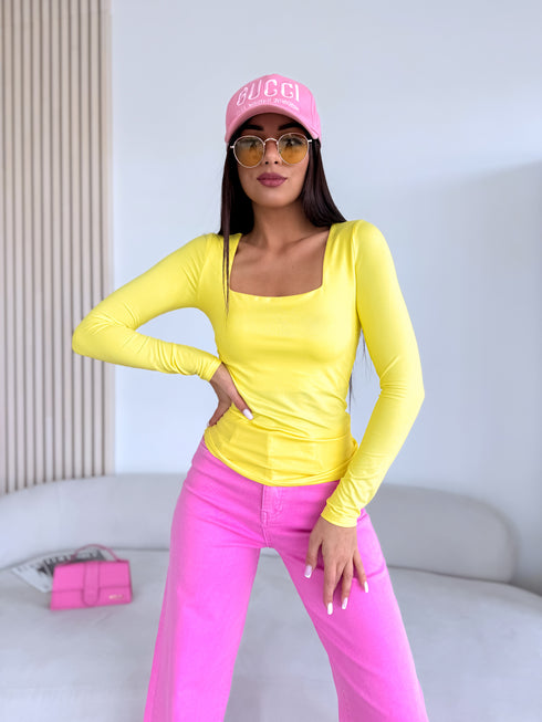 Geltonas, paprasti PUSH-UP viršūnėlės su kvadrato formos iškirpte