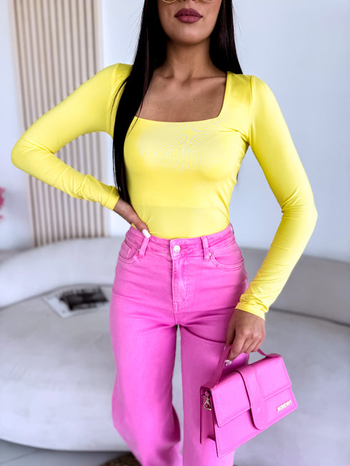 Geltonas, paprasti PUSH-UP viršūnėlės su kvadrato formos iškirpte