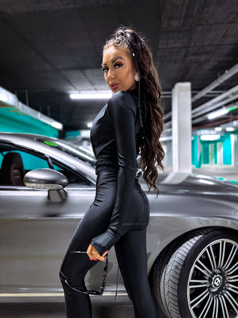 Prigludęs kombinezonas su raišteliais nugaroje - JUODAS