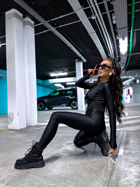 Prigludęs kombinezonas su raišteliais nugaroje - JUODAS