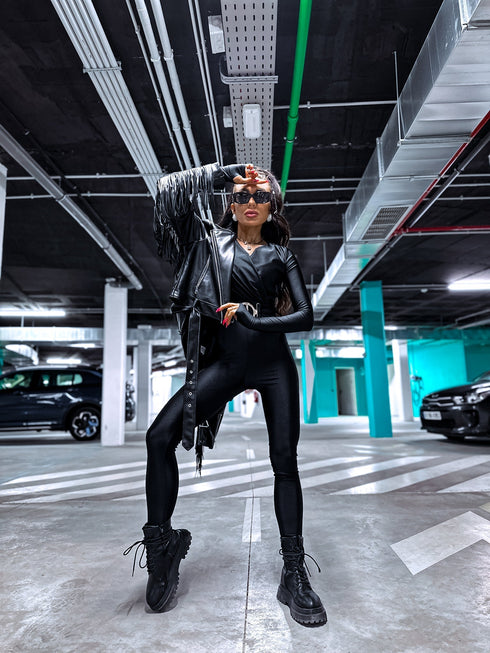 Prigludęs kombinezonas su raišteliais nugaroje - JUODAS