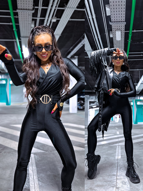 Prigludęs kombinezonas su raišteliais nugaroje - JUODAS