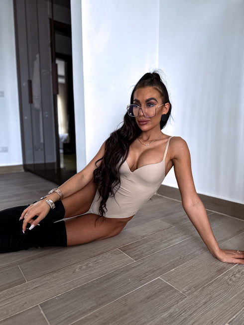 ELYNDI, Корректирующее боди в форме стринг - бежевое