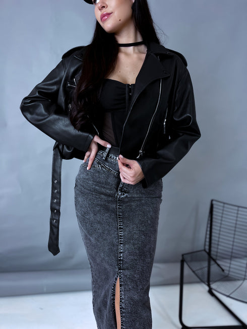 MELNA, crop ādas imitācijas virsjaka ar melnām spiedpogām FL82