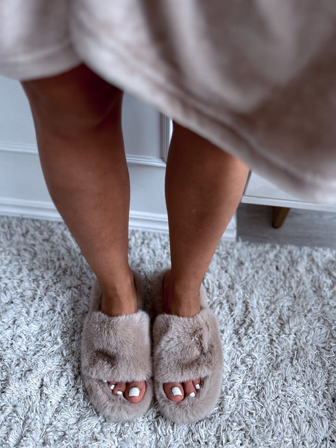 Пушистые тапочки на высокой подошве - бежевые