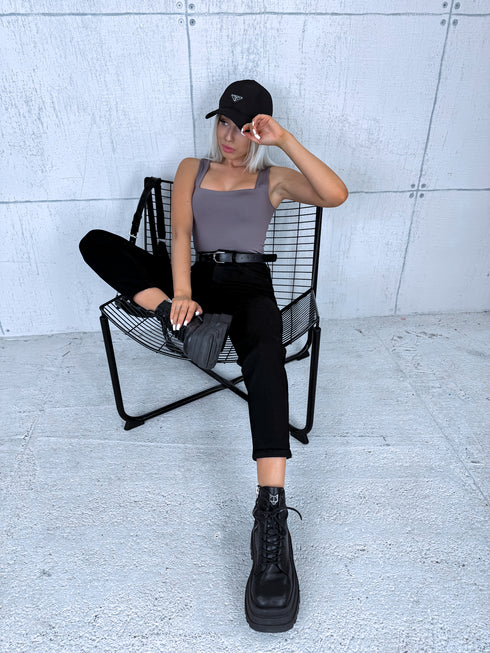 Pelēks, basic topiņš ar kvadrātveida izgriezumu