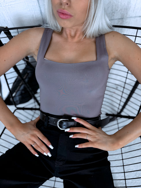 Pelēks, basic topiņš ar kvadrātveida izgriezumu