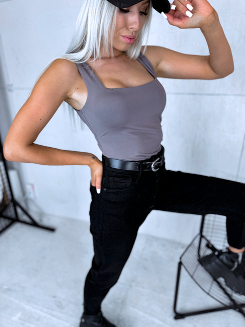 Pelēks, basic topiņš ar kvadrātveida izgriezumu