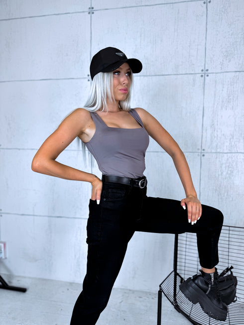 Pelēks, basic topiņš ar kvadrātveida izgriezumu