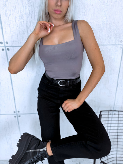 Pelēks, basic topiņš ar kvadrātveida izgriezumu