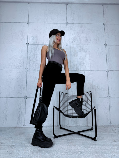 Pelēks, basic topiņš ar kvadrātveida izgriezumu