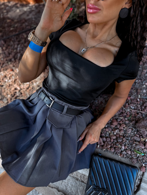 BASIC T-krekls ar kvadrātveida izgriezumu - melns