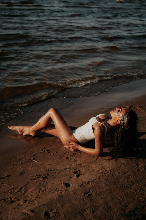 ELYNDI, stringveida koriģējošais bodijs - balts