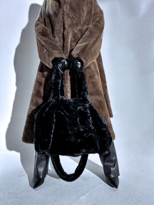 Juodas pūkuotas krepšys "TEDDY LUX"