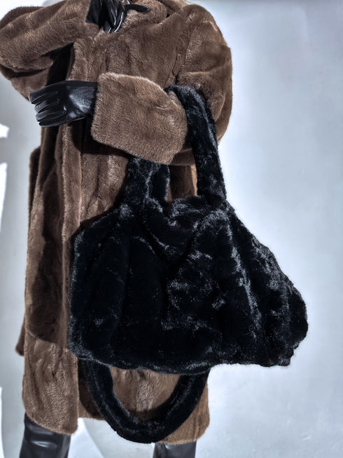 Juodas pūkuotas krepšys "TEDDY LUX"