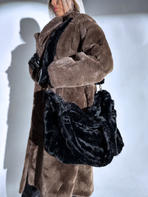 Juodas pūkuotas krepšys "TEDDY LUX"