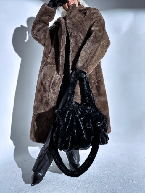 Juodas pūkuotas krepšys "TEDDY LUX"