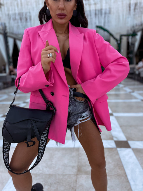Оверсайз жакет с черными пуговицами на рукавах- ярко-розовый