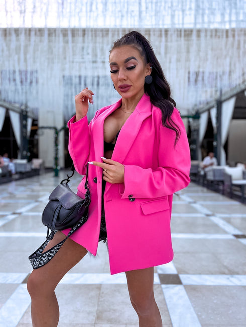 Оверсайз жакет с черными пуговицами на рукавах- ярко-розовый