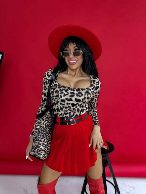 Šortai su klostėmis + dvigubu diržu J72 - RAUDONI