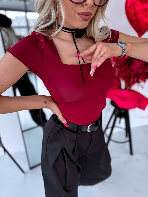 BASIC T-shirt with square neckline - burgundy