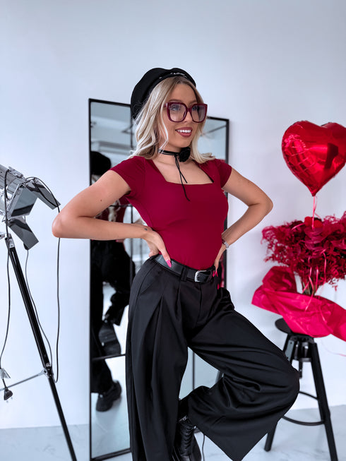 BASIC T-shirt with square neckline - burgundy