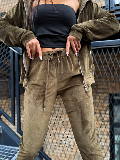 Divdaļīgs, samta kostīms "PAVASARIS" - HAKI