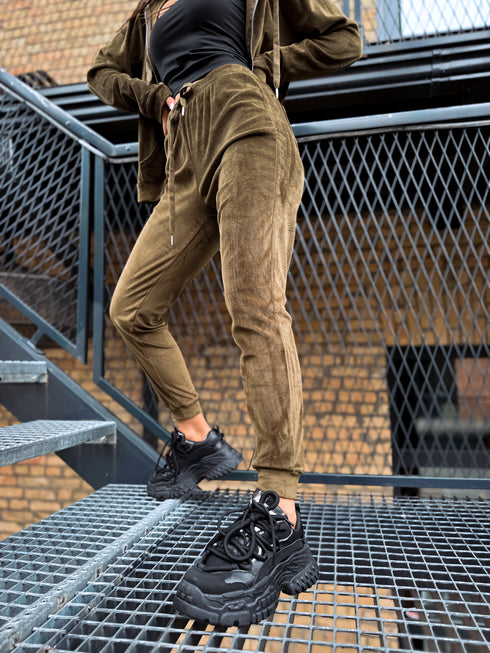 Divdaļīgs, samta kostīms "PAVASARIS" - HAKI