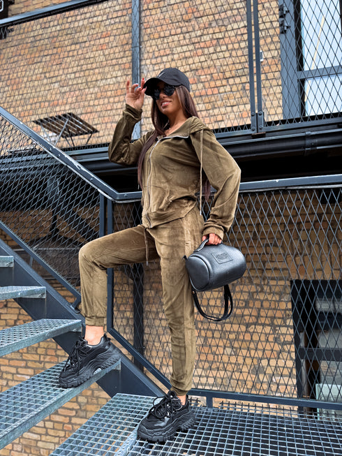 Divdaļīgs, samta kostīms "PAVASARIS" - HAKI