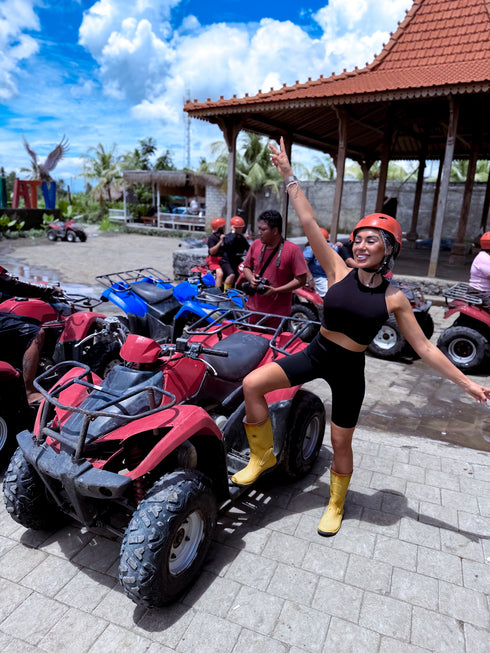 Deceptive shorts with EXTRA high waist - black