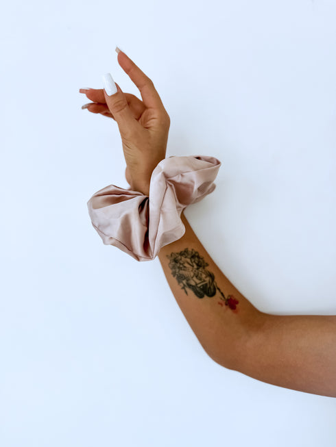 Atlasa plaukų gumytė - ŠVIESIAI RUDOS SPALVOS