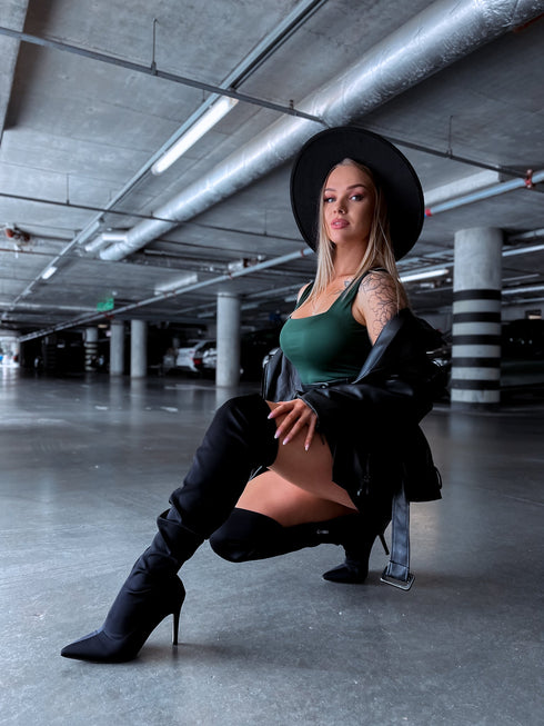 Smaragdzaļš, basic topiņš ar kvadrātveida izgriezumu