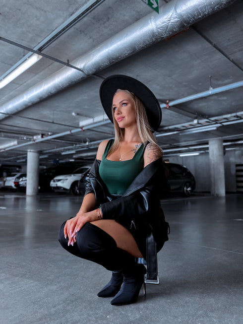 Smaragdzaļš, basic topiņš ar kvadrātveida izgriezumu