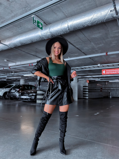 Smaragdzaļš, basic topiņš ar kvadrātveida izgriezumu