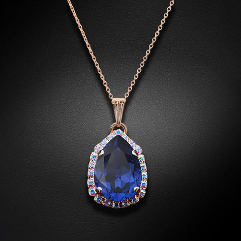 Kulons "Debesu Piliens III (Reinvented Dark Sapphire)" ar Swarovski™ kristāliem