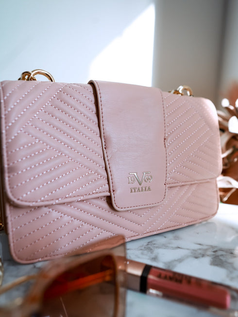 Pudros rožinės spalvos eko odos krepšys per petį su grandinės dirželiu