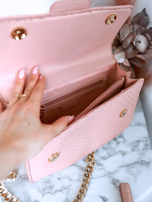 Pudros rožinės spalvos eko odos krepšys per petį su grandinės dirželiu