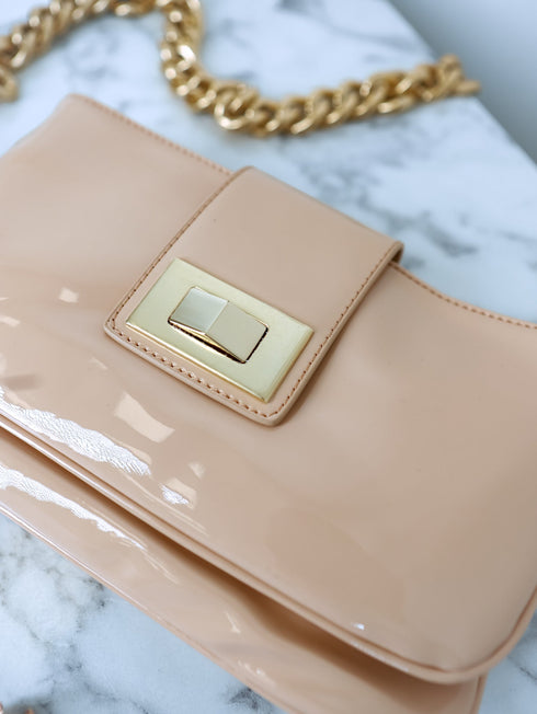 Smėlio spalvos lakinės odos rankinė