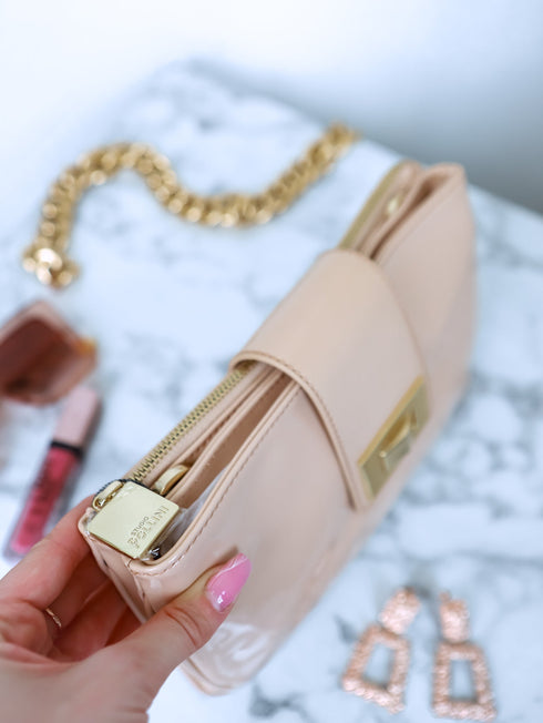 Smėlio spalvos lakinės odos rankinė