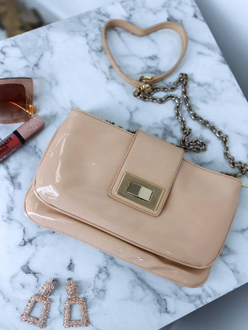 Smėlio spalvos lakinės odos rankinė