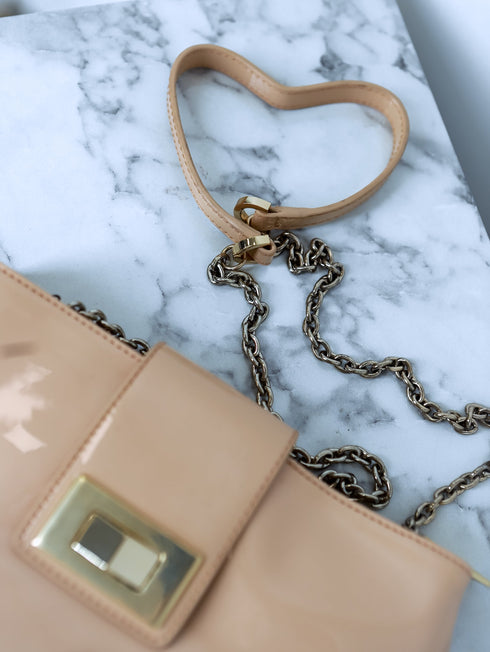 Smėlio spalvos lakinės odos rankinė