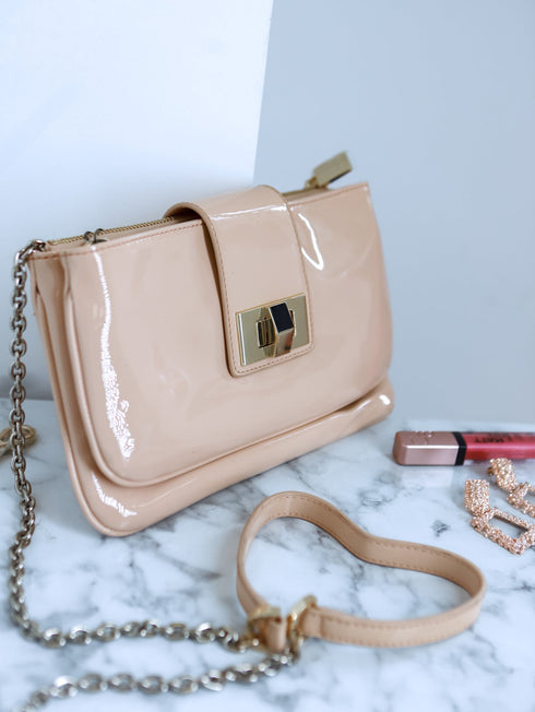 Smėlio spalvos lakinės odos rankinė