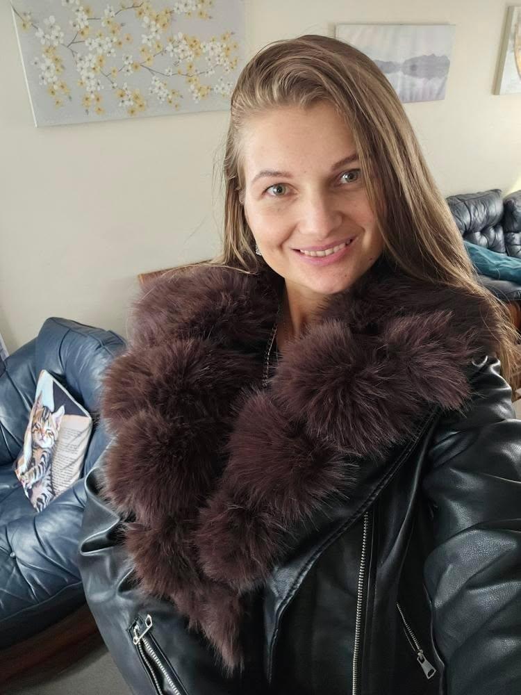 ELYNDI klientes atsauksme: Melna virsjaka ar melnu pūku "LUX FUR" FL47