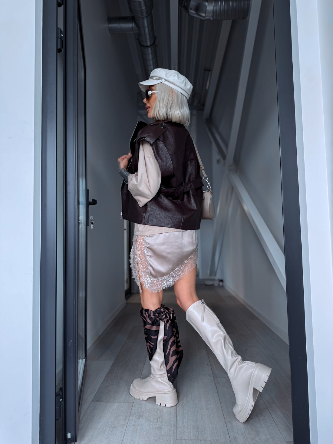 "MONTENEGRO" kunstnahast vest 8752 - CHOCO