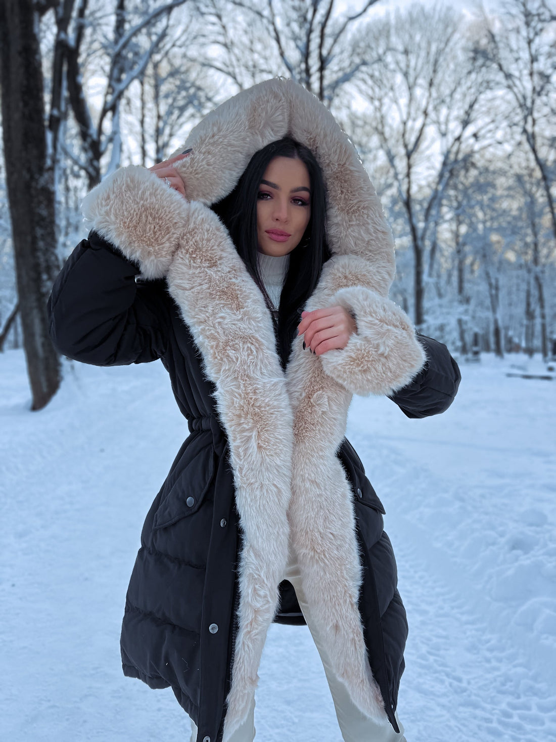 Pufīgā parka ar pūku FC7518 - melna ar bēšu PRE-ORDER