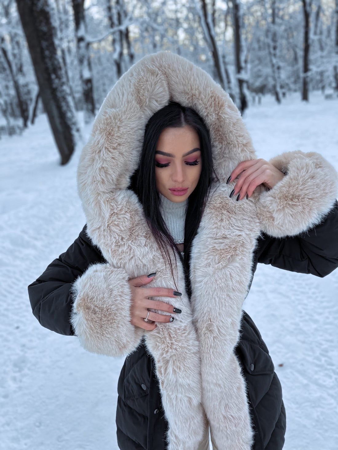 Pufīgā parka ar pūku FC7518 - melna ar bēšu PRE-ORDER