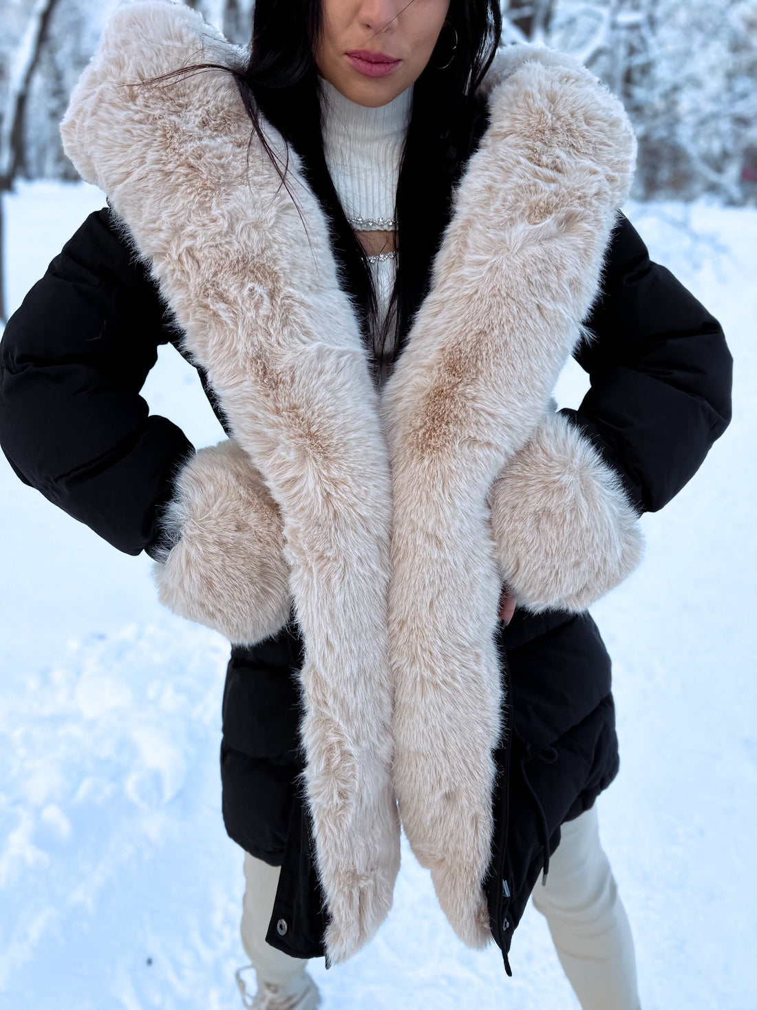 Pufīgā parka ar pūku FC7518 - melna ar bēšu PRE-ORDER