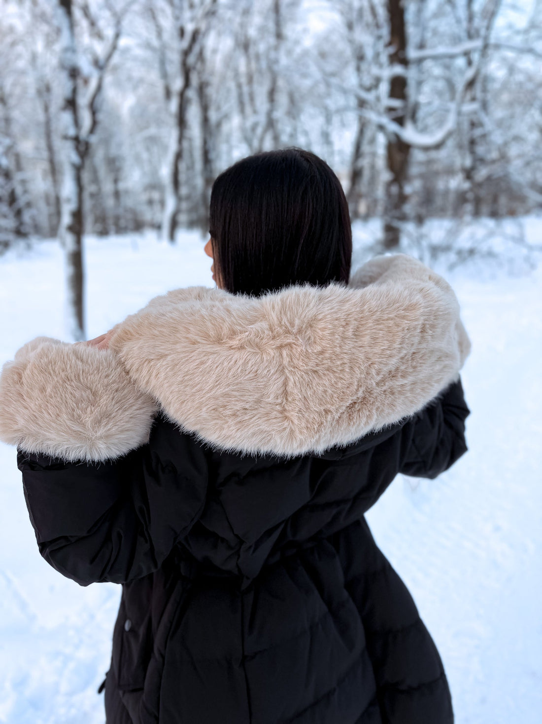 Pufīgā parka ar pūku FC7518 - melna ar bēšu PRE-ORDER