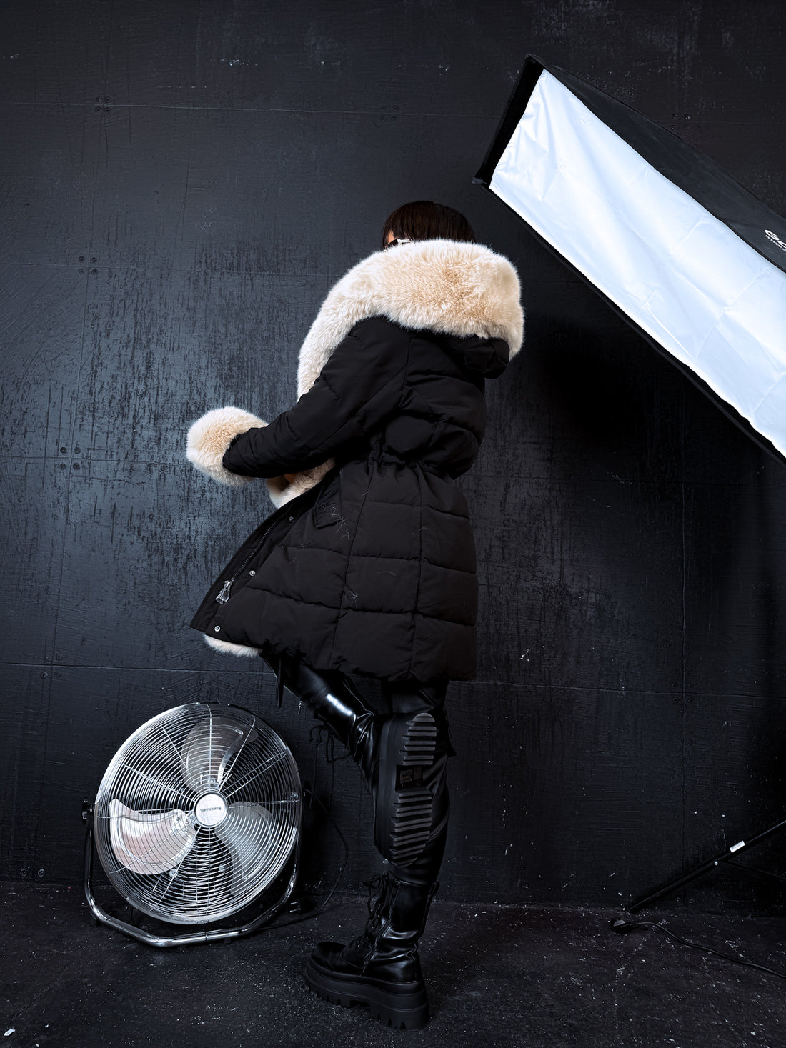 Pufīgā parka ar pūku FC7518 - melna ar bēšu PRE-ORDER